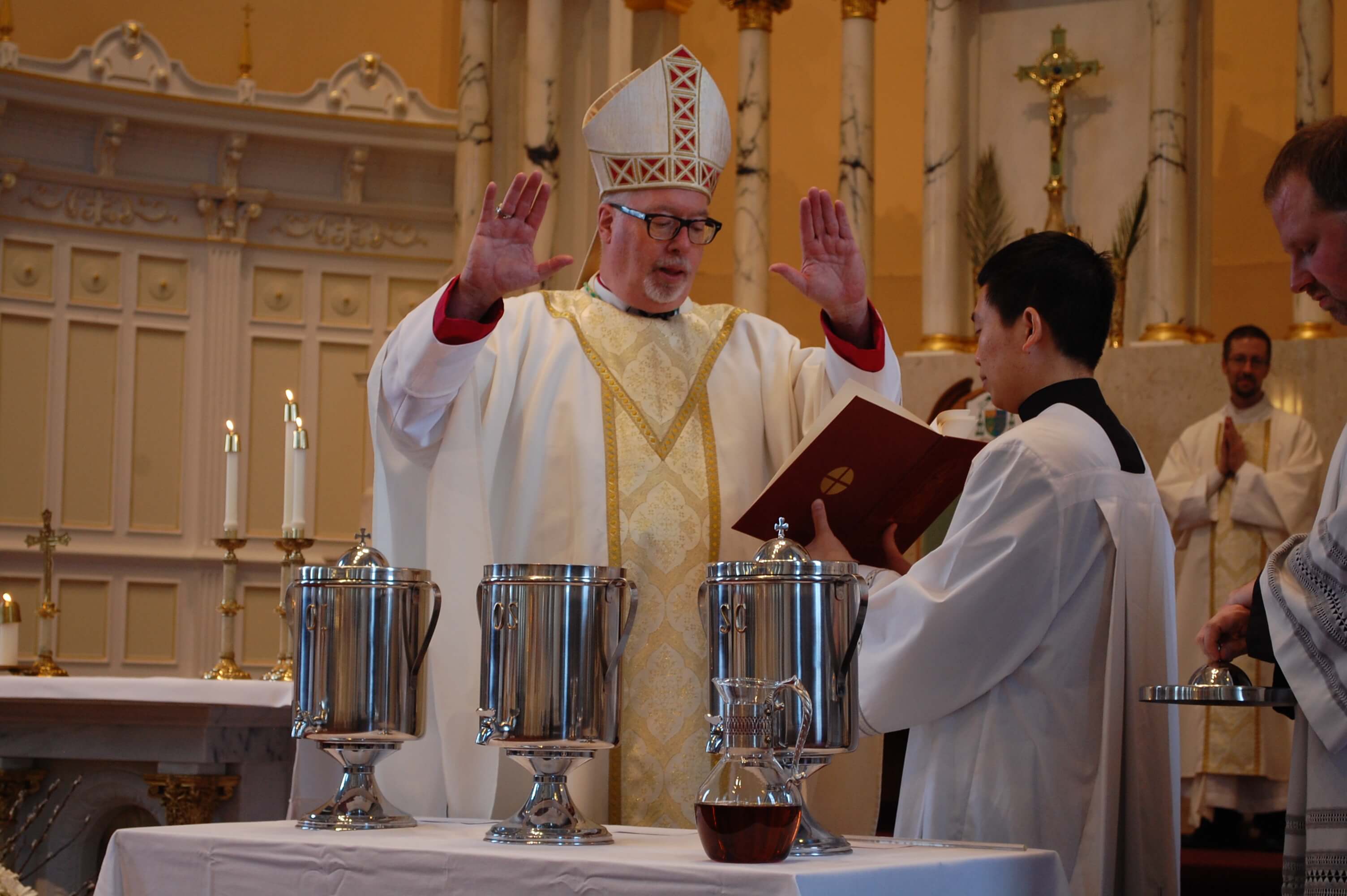 Hundreds gather for Chrism Mass at cathedral Roman Catholic Diocese